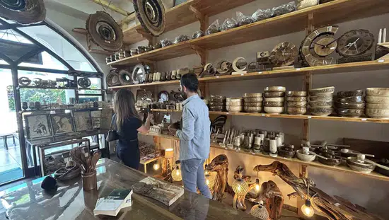 Vanlı ustalar ömrünü tamamlamış ceviz ağaçlarına yeniden hayat veriyor