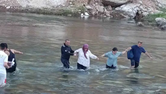 Siirt'te piknik yapan grup su seviyesinin yükselmesiyle derede mahsur kaldı
