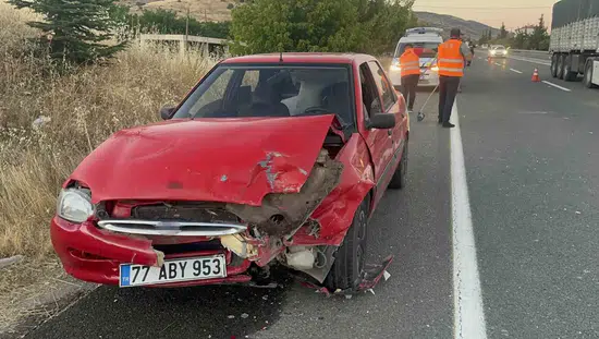 Baskil yolunda iki otomobil çarpıştı 5 kişi hastaneye kaldırıldı