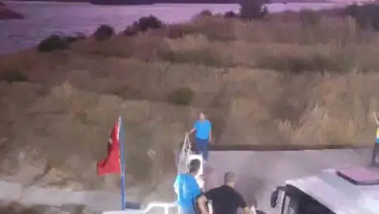Keban Barajı üzerinde etkili olan sert rüzgar feribot ulaşımını aksattı