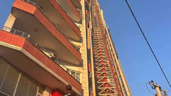 Kızıltepe’de 7 katlı binanın çatısında korkutan yangın kontrol altına alındı