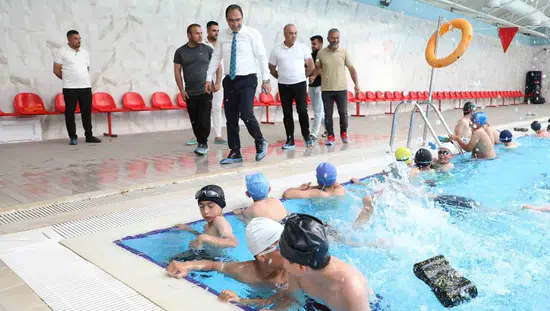 Ağrı'da minikler ücretsiz yüzme kursuyla profesyonel eğitim alıyor