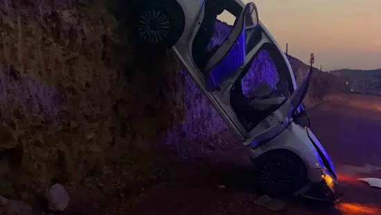 Bingöl yol çalışmasında otomobil çukura düştü