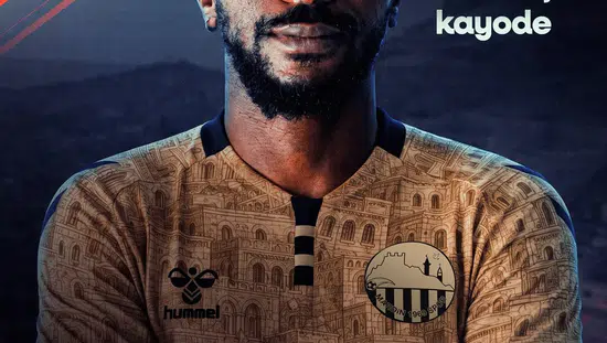 Mardin 1969 Spor Nijeryalı golcü Olarenwaju Kayode ile el sıkıştı