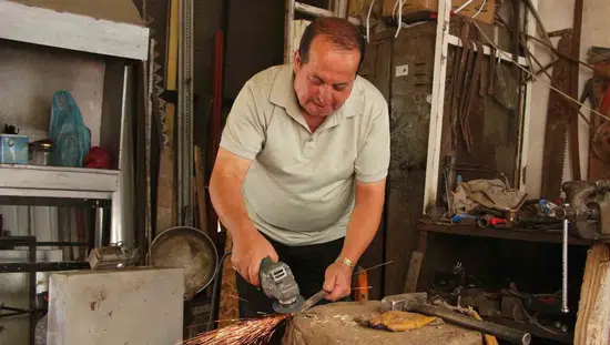 Vanlı iki kardeş yarım asırdır demir döverek ata mesleğini yaşatıyor