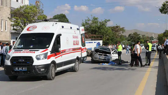 Van Edremit yolunda park halindeki kamyona çarpan otomobilde bir kişi yaşamını yitirdi