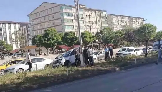 Bitlis yollarında iki trafik kazası yaşandı ve 4 kişi yaralandı
