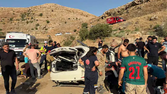 Şırnak'ta yoldan çıkan otomobil uçuruma devrildi