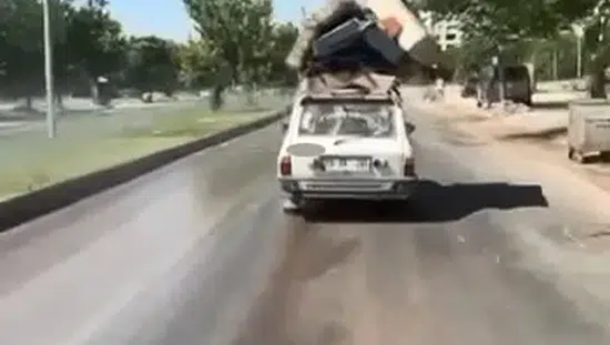 Elazığ trafiğinde eşya yüklü otomobil yürekleri ağza getirdi