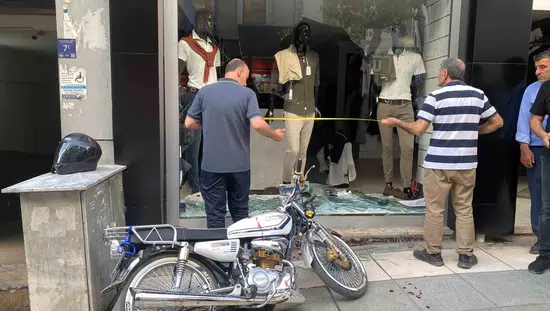 Elazığda motosiklet ile otomobil çarpıştı ardından bir dükkana daldı