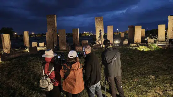 Ahlat Selçuklu Mezarlığı gece ışıklandırmasıyla fotoğrafçıların yeni gözdesi oldu