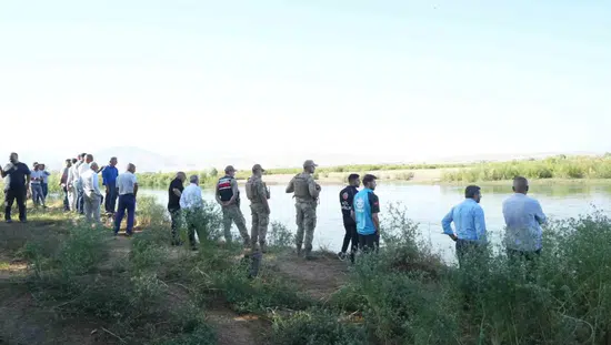 Muşta Murat Nehrine düşen küçük çocuk her yerde aranıyor