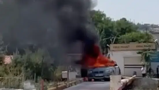 Diyarbakır Sur yolunda seyir halindeki otomobil küle döndü