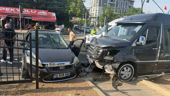 Bingöl merkezde iki aracın karıştığı trafik kazasında beş kişi yaralandı