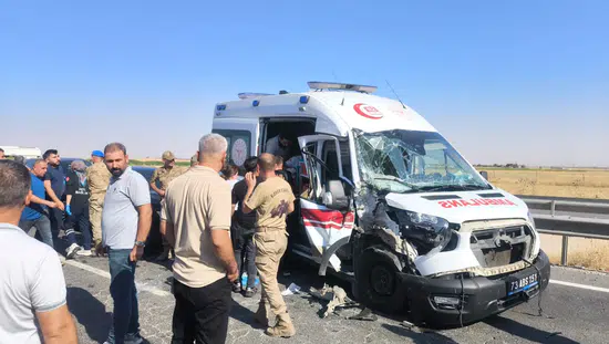 Nusaybin yolunda ambulansın karıştığı zincirleme kazada üç kişi yaralandı