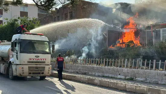 Ahlat ilçesindeki iş yeri bahçesinde çıkan yangın kontrol altına alındı