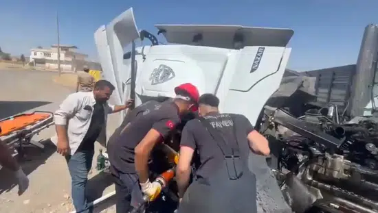 Viranşehir kara yolunda iki ağır vasıta kafa kafaya çarpıştı