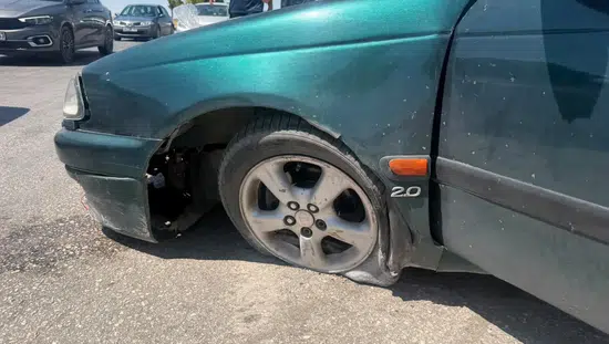 Van Tuşba sınırlarında otomobil refüje çarptı iki kişi hastaneye kaldırıldı