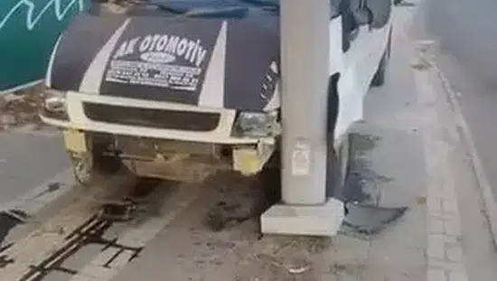 Kayapınar'da sürücüsünün kontrolünden çıkan transit direğe çarptı
