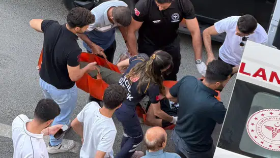 Yüksekova caddesinde fenalaşan kişiye çevredeki vatandaşlar anında müdahale etti