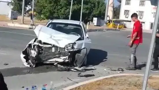 Elazığ'da otomobille transit çarpıştı, 2 kişi yaralandı