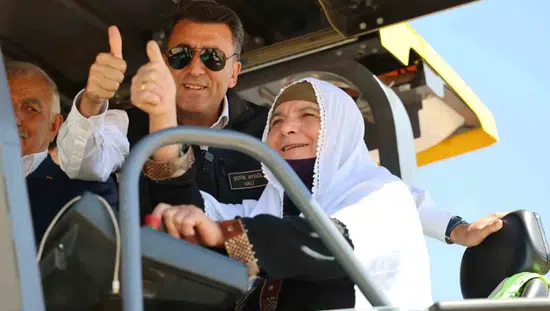 Çemişgezek köy yolunda asfalt dönemini Ayşe teyze ile başlattılar