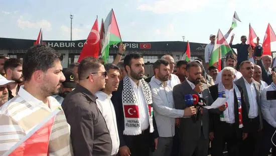 Gazze yolundaki yardım konvoyunun Irak sınırında durdurulması protesto edildi
