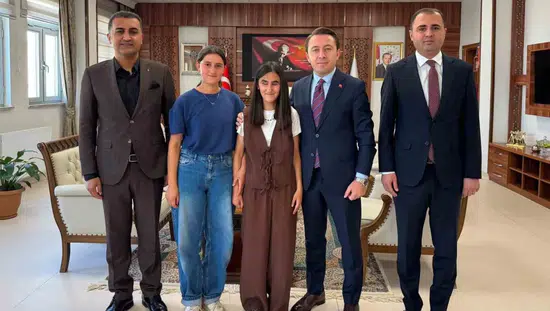 Görme engelli öğrenci YKS'de Türkiye derecesi yaptı, Kaymakam'dan tebrik
