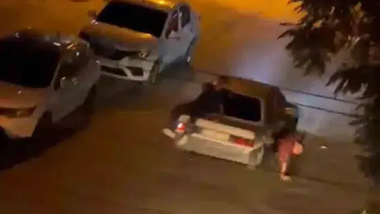 Bagajda oturan genç ani frenle yola savruldu