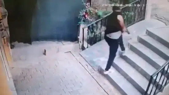 Şanlıurfa'da çocuk kavgası büyüdü, baba elindeki silahla aileyi tehdit etti