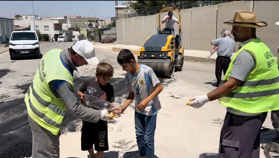 Kurtalan yolunda ter döken işçilere çocuklardan serinleten sürpriz