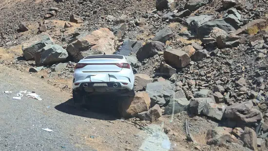Hakkari Çukurca yolunda otomobilin kayaya çarpması sonucu üç kişi yaralandı