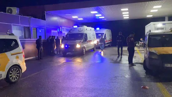 Diyarbakırda yemek yiyen iki grup arasında çıkan silahlı çatışmada sekiz kişi vuruldu