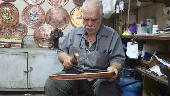 Şanlıurfa çarşılarında bakır ustalarının çekiç sesleri hiç susmuyor