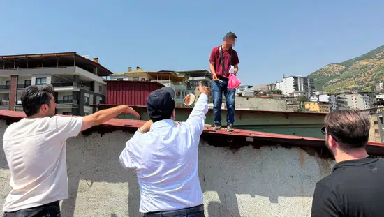 "İntiharkolik" Hasan İ. bu kez Şemdinli'de 7 katlı binaya çıktı