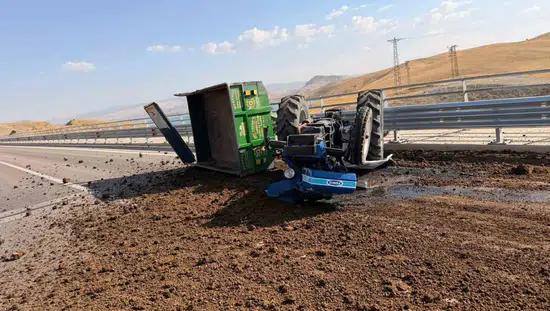 Virajı alamayan gübre yüklü traktör devrildi, o anlar kamerada