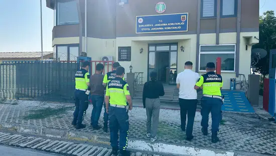 Sahte polislikle dolandıran 3 şüpheli Şanlıurfa'da kıskıvrak yakalandı