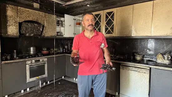 Yüksekova'da evdeki iki cep telefonu aniden patlayarak yangına yol açtı
