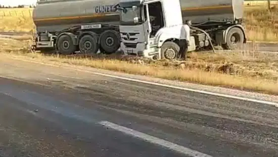Yoldaki çakıllar tırı devirdi, sürücü kazayı yarasız atlattı