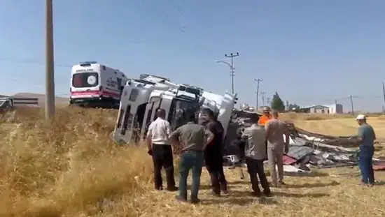 Elazığ Kovancılar yolunda freni boşalan kamyon devrildi