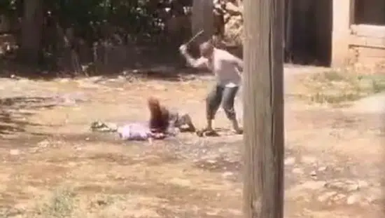 Bozova ilçesinde bir evlat yaşlı annesine sopayla vahşice saldırdı