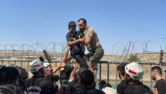 Şanlıurfa valilik korumaları kanalda boğulmak üzere olan iki çocuğu son anda kurtardı