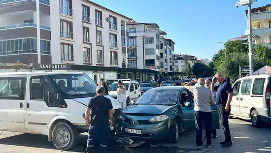 Elazığda trafik kazasından kaçarken motosikletin çarptığı kadın yaralandı