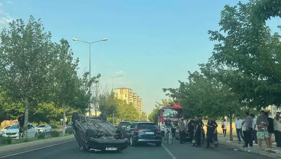 Diyarbakırda kontrolden çıkan otomobil takla attı