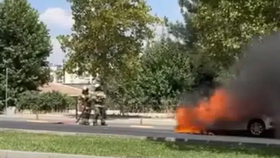 Kayapınar ilçesinde park halindeki araç çıkan yangın sonucu küle döndü