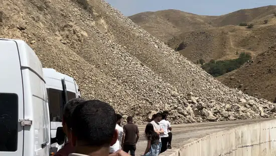 Yüksekova ile Van arasındaki ulaşımı kaya kütleleri kesti