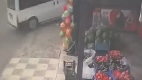 Elazığda kontrolden çıkan minibüs bir evin bahçesine daldı
