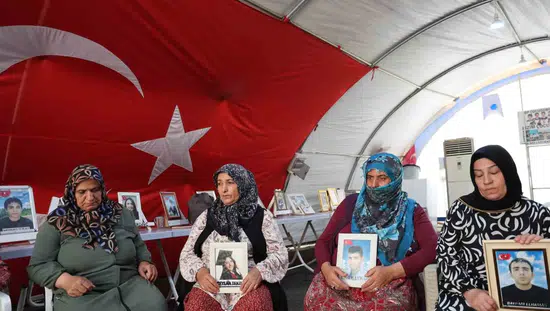 Evlat nöbetindeki anneler PKK'nın feshini evlat hasretiyle değerlendirdi
