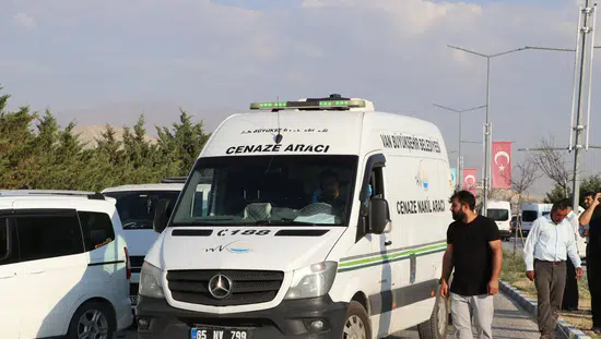 Van Gölünde iki kardeşin hayatını kaybettiği acı olayda cenazeler defnedildi
