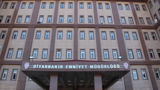 Diyarbakırda kafede oturan kişiye ağaç arkasından silahlı saldırı düzenlendi
